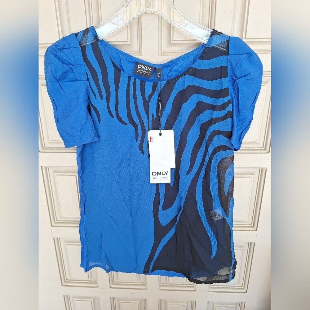 Only Love Collection Pullover Blouse Cute JSzM Puff Sleeve Blk/Blu Crepe Fabric